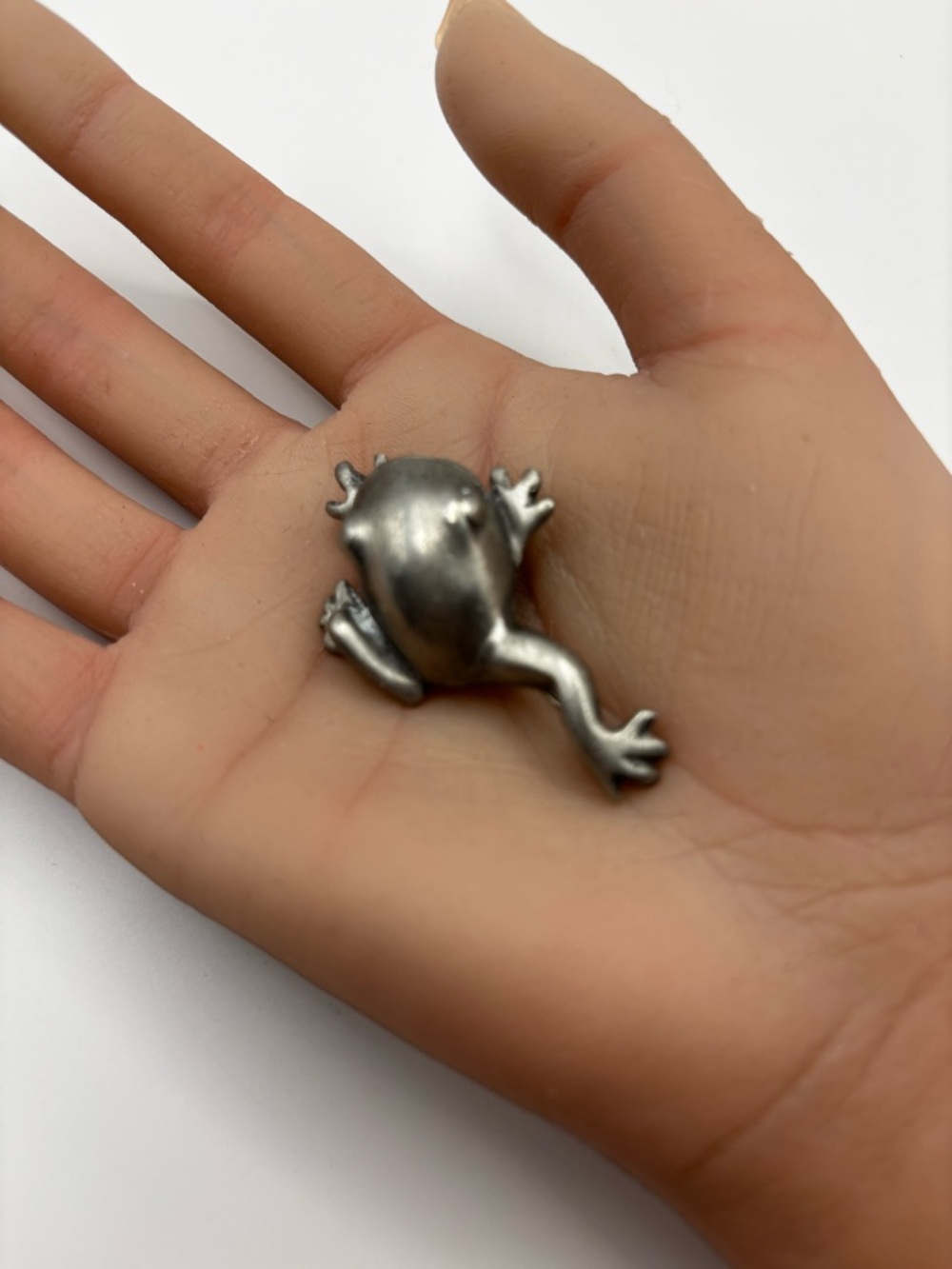 Frog Brooch - Picture 13 of 14